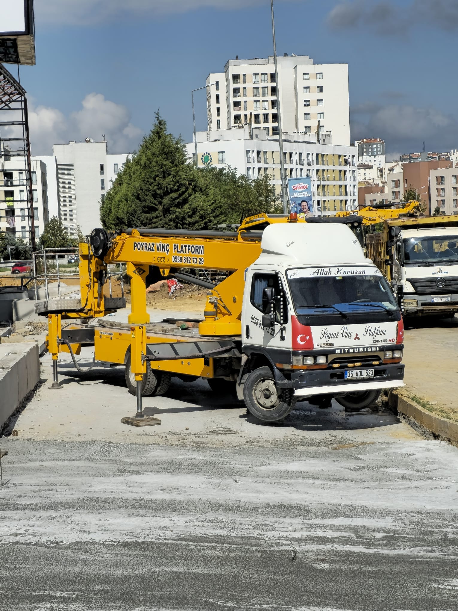 Esenyurt'ta saha çalışmasında sarı sepetli vinç aracı
